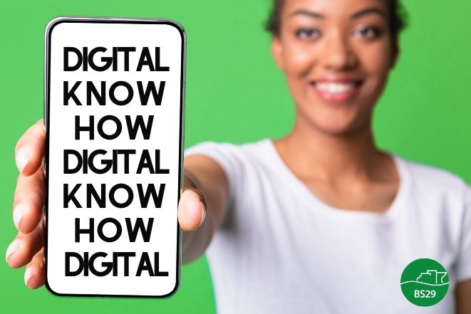 Eine junge Frau vor grünem Hintergrund hält ein Smartphone in die Kamera, auf dem mehrmals "Digital Know How" steht