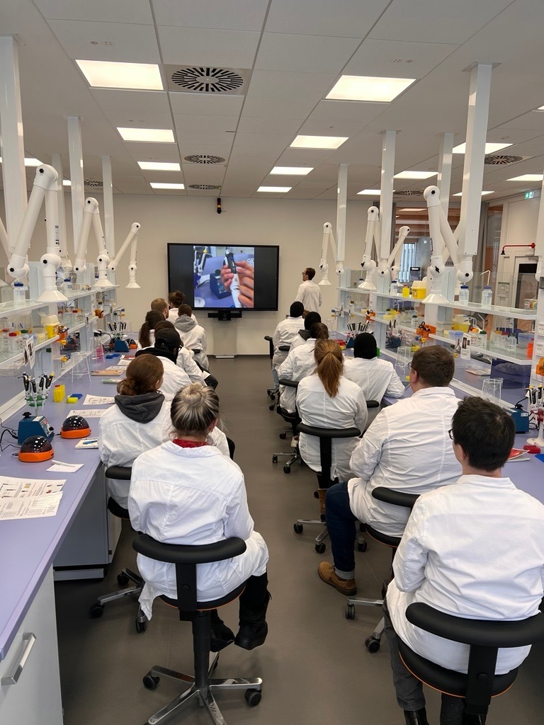 SchülerInnen der BOS13 im Labor